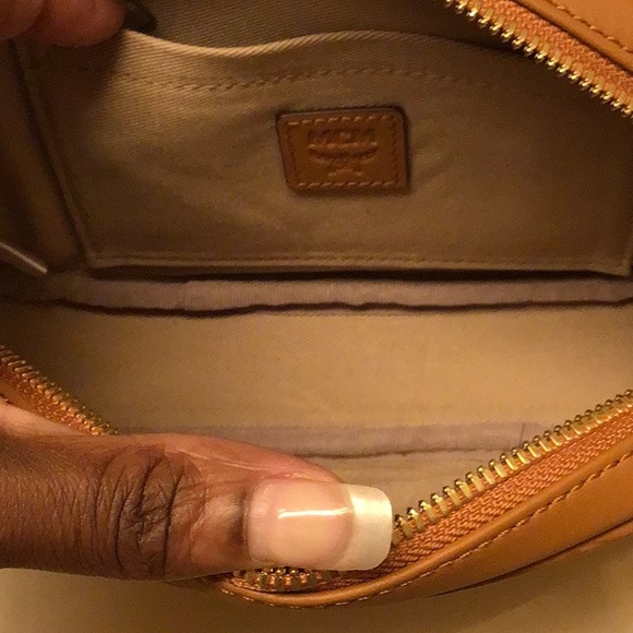 - Authentic Mcm crossbody - Picture 4 of 7